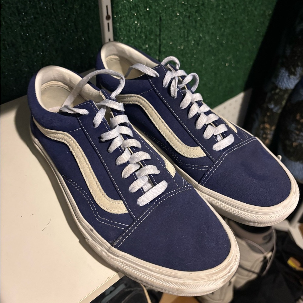Vans Blue and White Old Skool Sneakers
Size 9 MEN or 10.5 WOMEN